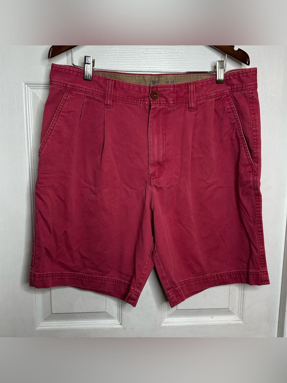 IZOD Saltwater Men’s Pleated Chino Shorts Washed Red / Faded Rose Size 36 x 9.5